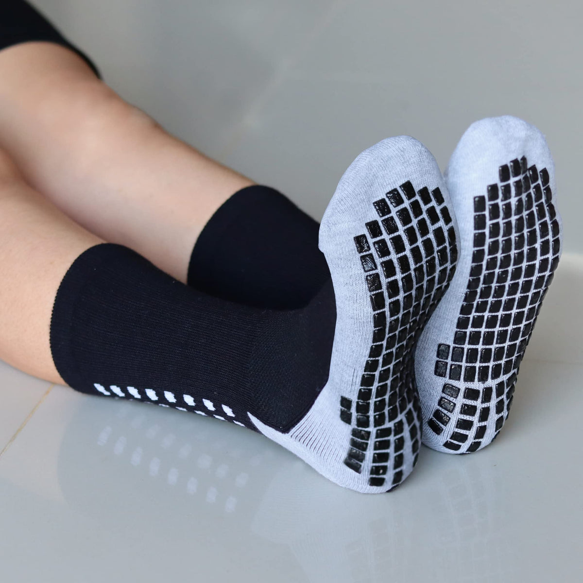RATIVE ถุงเท้ากันลื่น ข้อยาว พื้นนุ่ม Cushioned พร้อมพื้นซิลิโคนกันลื่นออกแบบพิเศษ ถุงเท้ากีฬา ถุงเท้าวิ่ง ออกกำลังกาย สำหรับผู้ชายและผู้หญิง (3 คู่ / สีดำ)