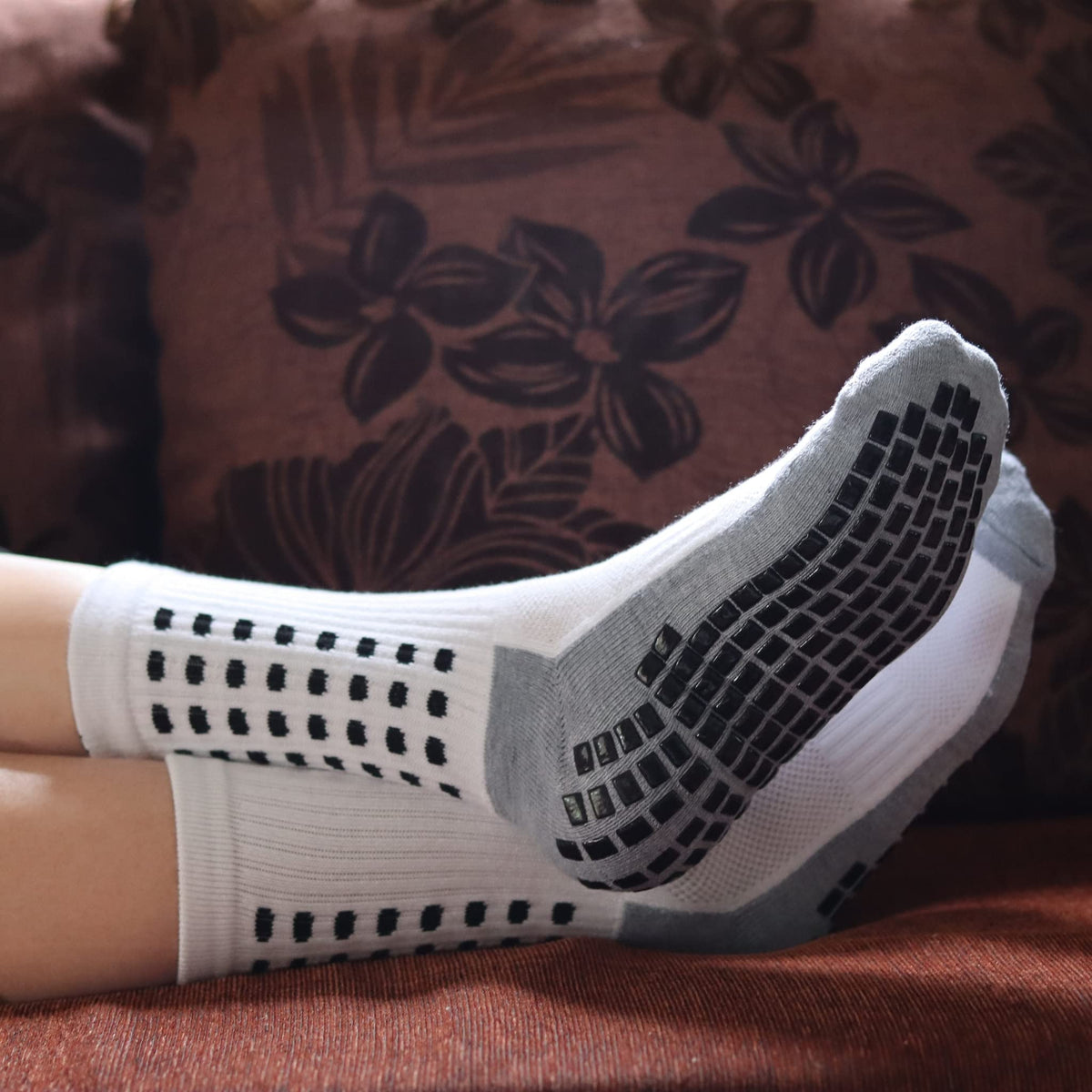 RATIVE ถุงเท้ากันลื่น ข้อยาว พื้นนุ่ม Cushioned พร้อมพื้นซิลิโคนกันลื่นออกแบบพิเศษ ถุงเท้ากีฬา ถุงเท้าวิ่ง ออกกำลังกาย สำหรับผู้ชายและผู้หญิง (6 คู่ / คละสี)