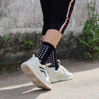RATIVE ถุงเท้ากันลื่น ข้อยาว พื้นนุ่ม Cushioned พร้อมพื้นซิลิโคนกันลื่นออกแบบพิเศษ ถุงเท้ากีฬา ถุงเท้าวิ่ง ออกกำลังกาย สำหรับผู้ชายและผู้หญิง (3 คู่ / สีดำ)